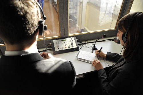Tai nghe không dây có được sử dụng trong cabin phiên dịch
