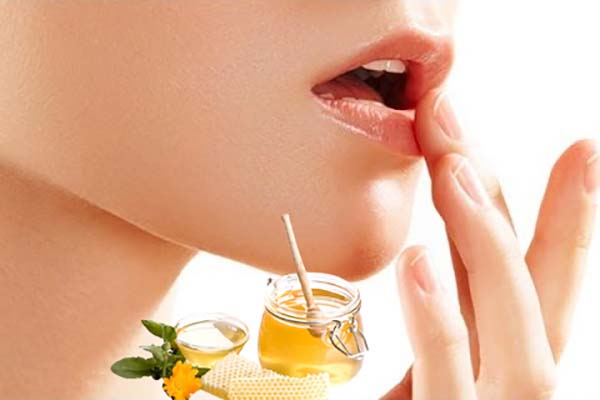 Chia sẻ cách trị khô và dưỡng môi bằng mật ong