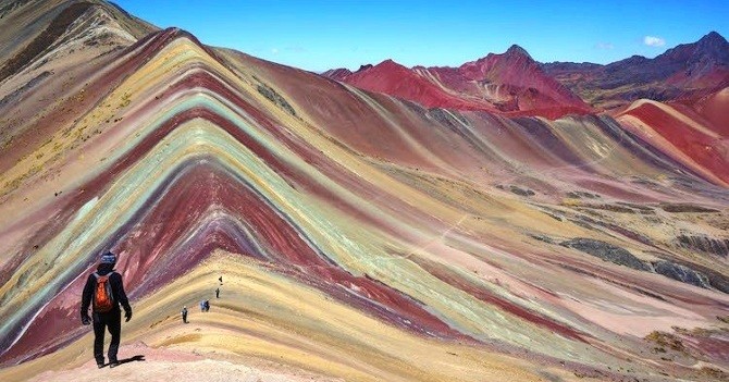 Dãy núi sặc sỡ như tranh vẽ ở Peru