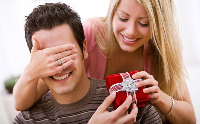 Con gái có nên tặng quà Valentine cho bạn trai hay không?