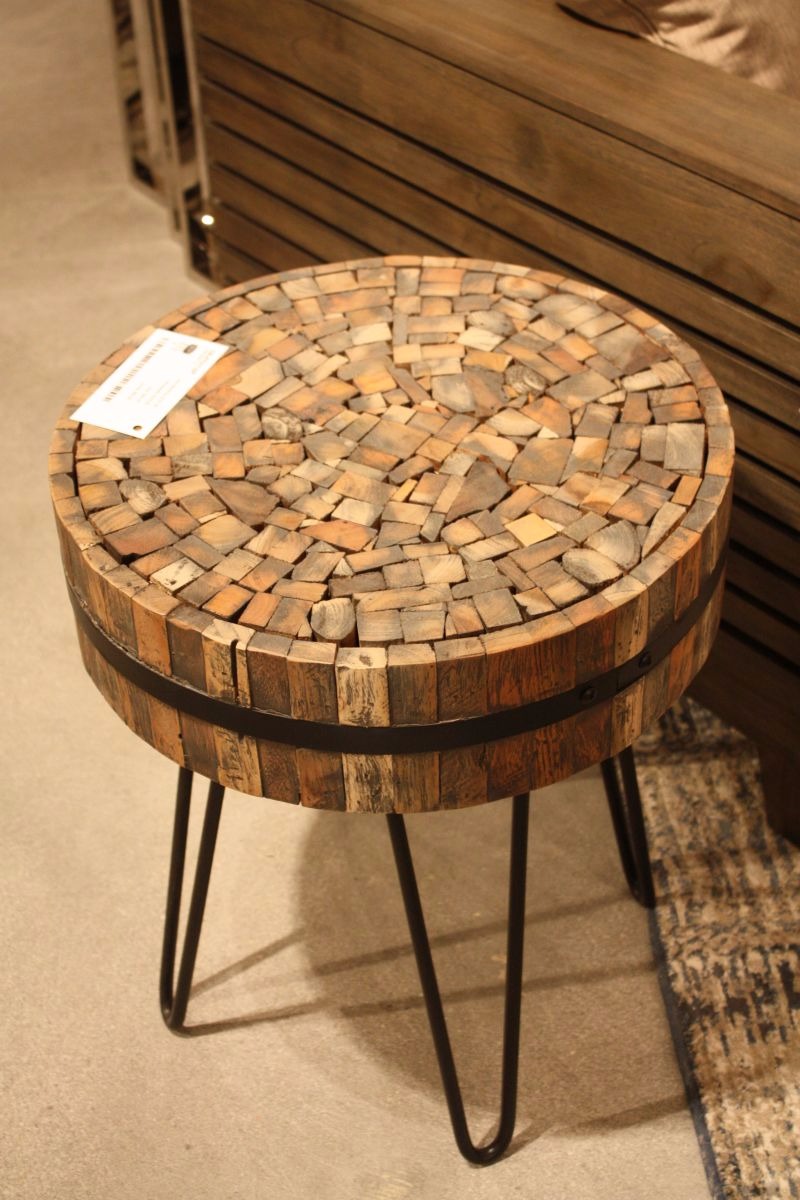 Chiếc bàn gỗ cà phê mang lại vẻ thân thiện với thiết kế nội thất chung cư