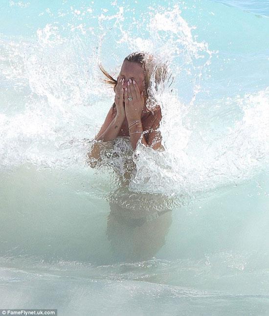 Kate Moss lại lộ ngực trên biển