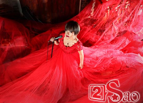 Xuân Nghi The Voice đỏ rực với váy dài hàng chục mét