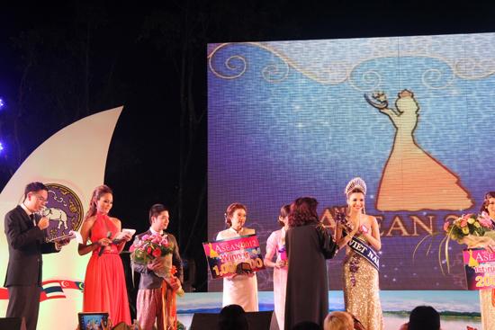 Xem &quot;vũ khí bí mật&quot; giúp Việt Nam đăng quang Miss Asean 2012