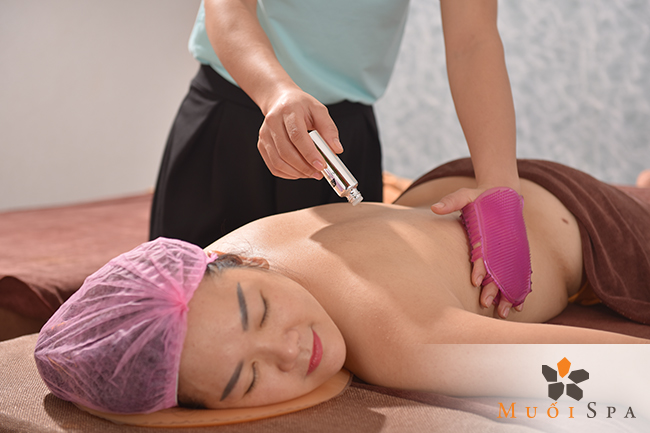 Massage body bằng cao thảo dược- giải pháp cho mẹ sau sinh