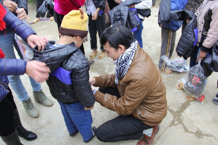 Tặng áo ấm mùa đông: Thăng Long Group giúp trẻ em vùng cao vượt qua cái rét