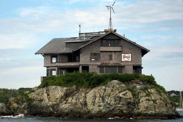 Ngôi nhà nằm chênh vênh trên mỏm đá giữa biển