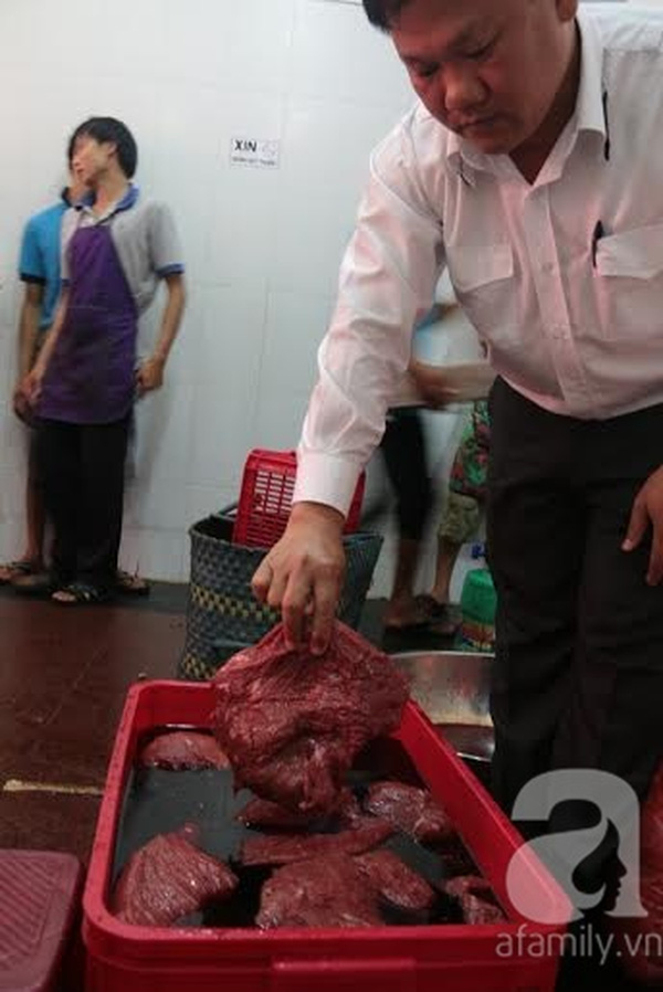 Cẩn thận thịt lợn bẩn thành giết mổ bò