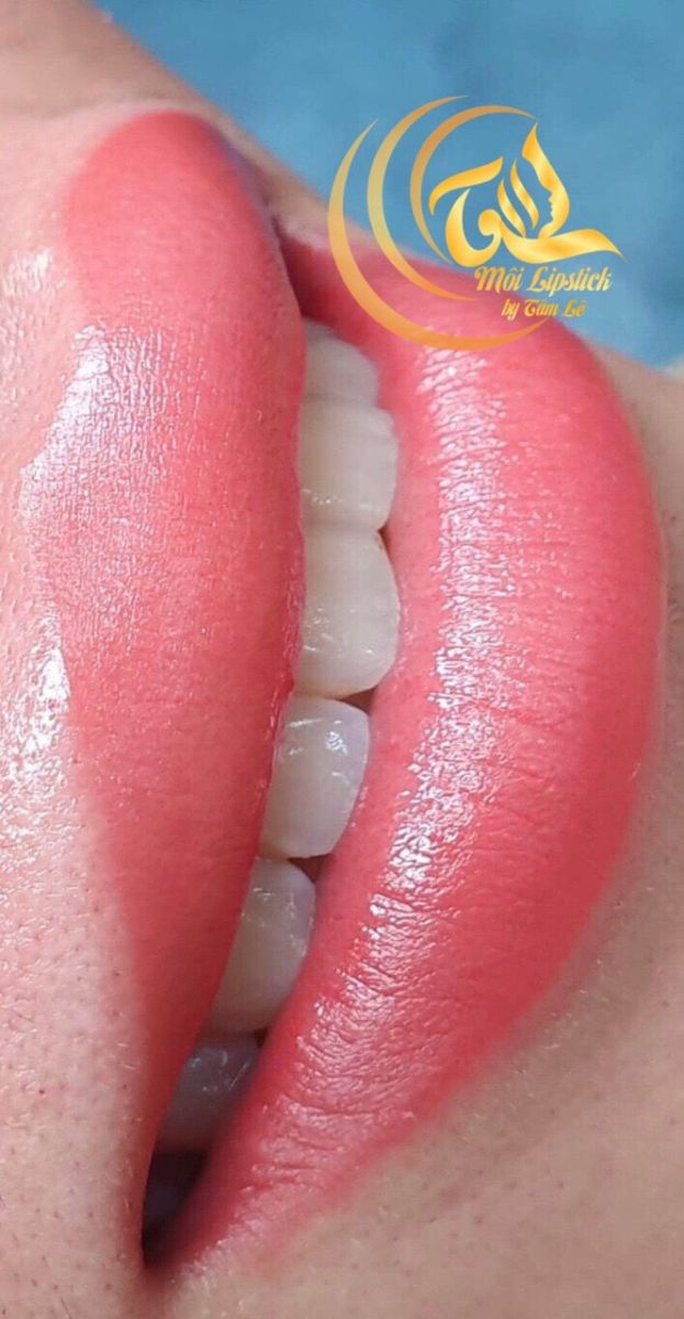 Phun môi lipstick để tạo những điểm thu hút dị biệt trên đôi môi của bạn