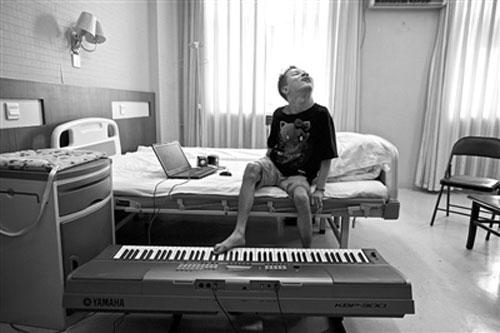Thiên tài âm nhạc bị bại não, chơi piano bằng chân