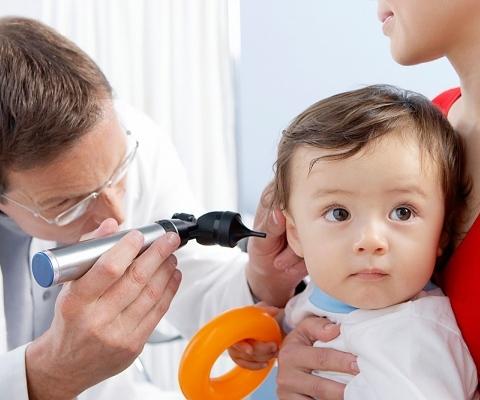 Cách chữa trị viêm tai giữa tiết dịch ở trẻ