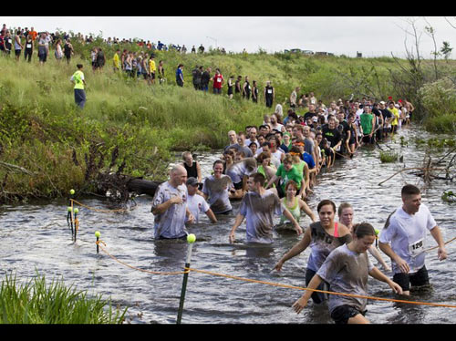 Đến New Jersey Mỹ tham gia lễ hội chạy đua trên bùn vô cùng sôi động