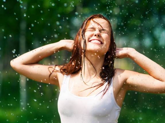 Bạn nên thay đổi cách chăm dưỡng da ngày mưa như thế nào?